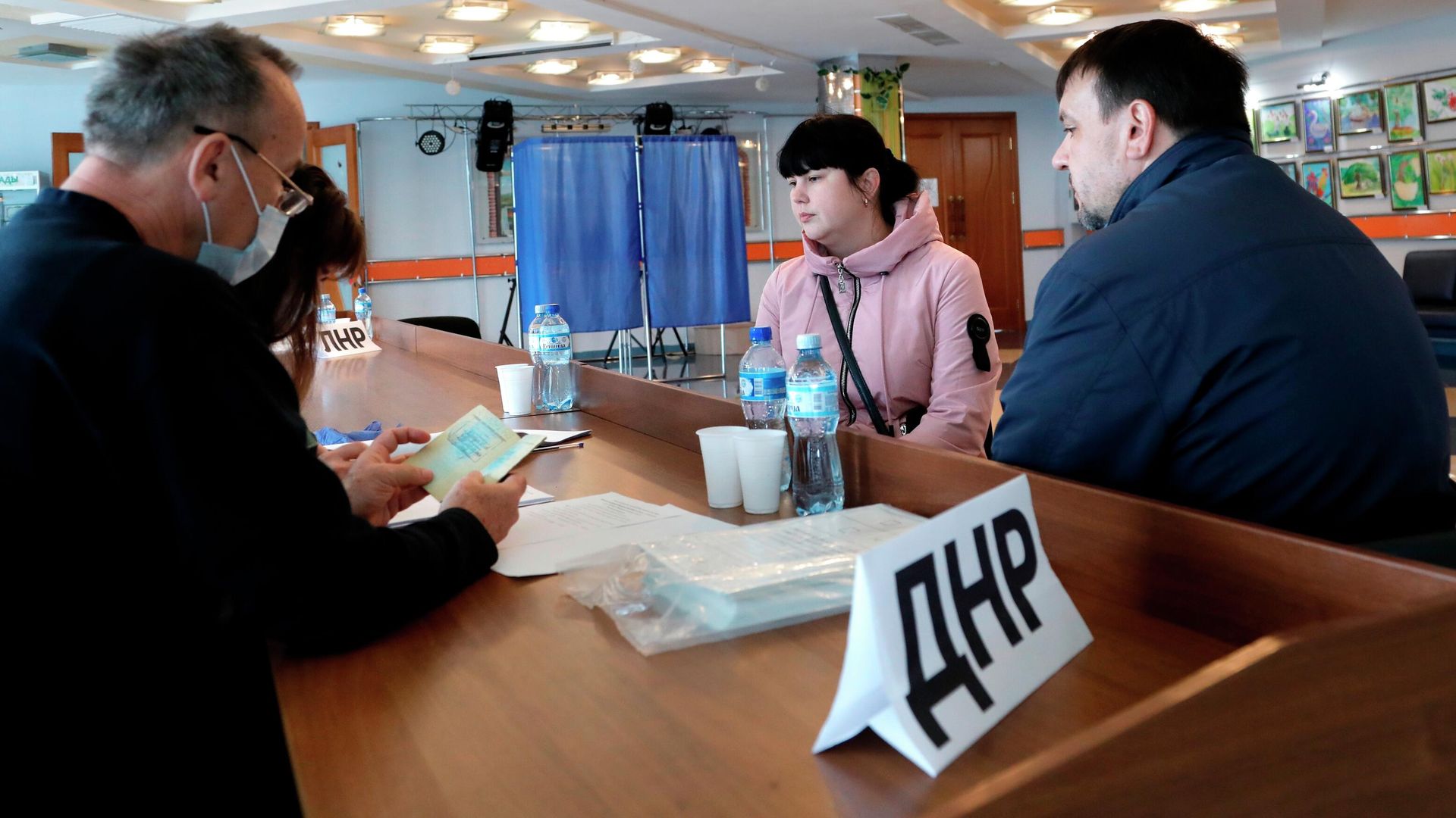 Граждане Донецкой народной республики проходят регистрацию для голосования на референдуме Граждане Донецкой народной республики проходят регистрацию для голосования на референдуме - РИА Новости, 1920, 24.09.2022