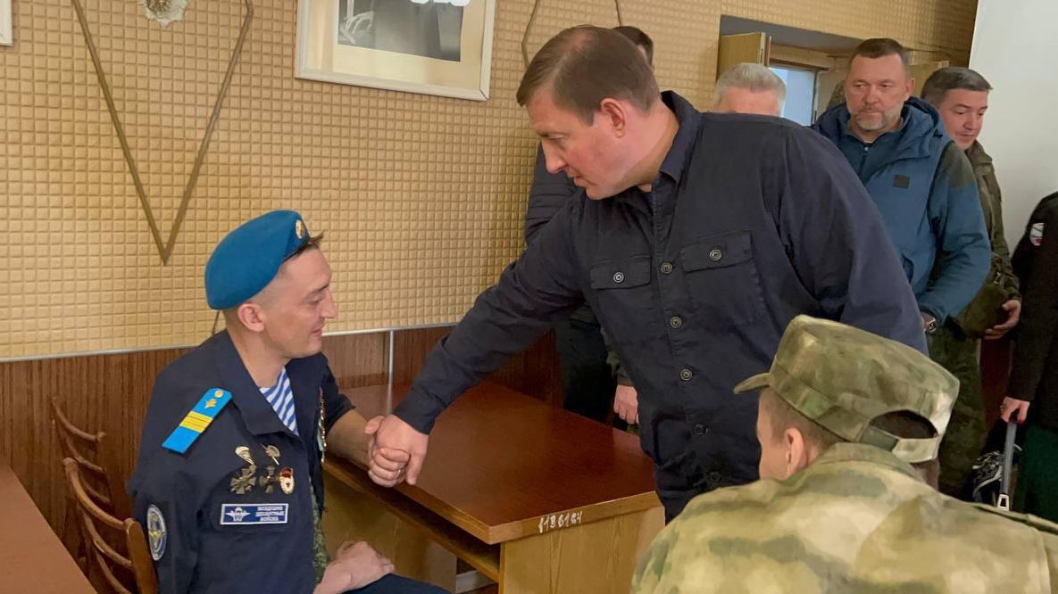 Андрей Турчак во время посещения раненых бойцов в луганской больнице Андрей Турчак во время посещения раненых бойцов в луганской больнице - РИА Новости, 1920, 24.09.2022