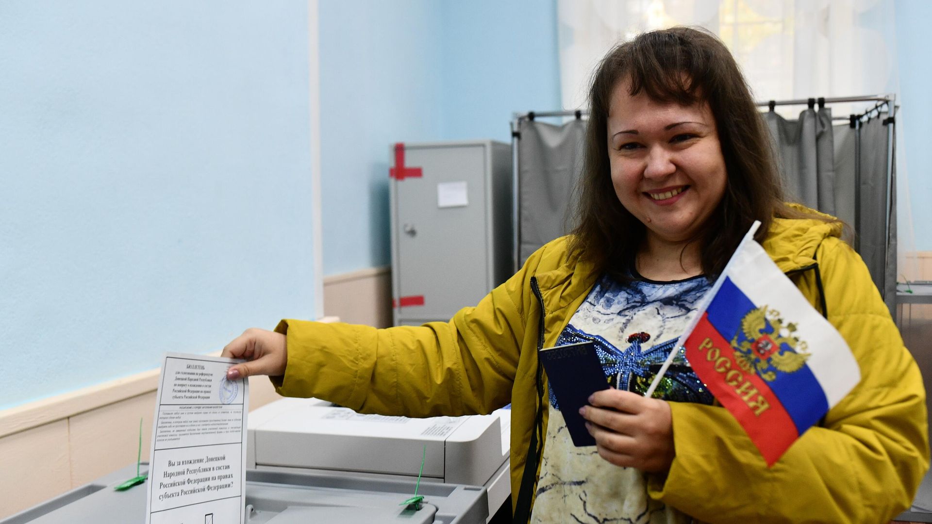 Женщина из Донецкой народной республики голосует на референдуме Женщина из Донецкой народной республики голосует на референдуме - РИА Новости, 1920, 26.09.2022