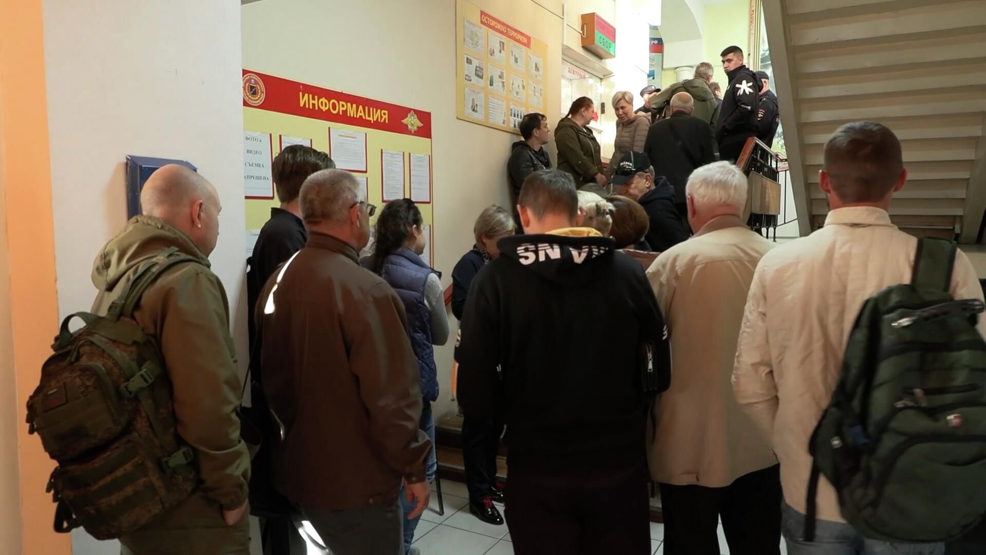 Не буду я ни за чьими спинами прятаться! – калининградцы приходят на мобилизацию без повесток Не буду я ни за чьими спинами прятаться! – калининградцы приходят на мобилизацию без повесток - РИА Новости, 1920, 25.09.2022