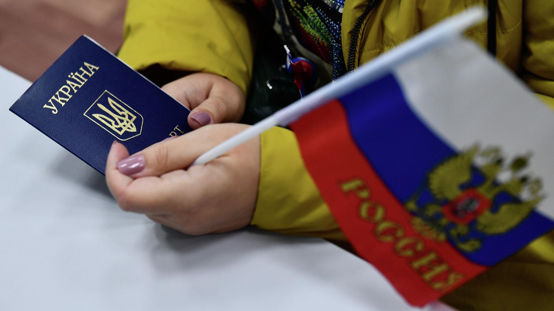 Паспорт гражданина Украины во время регистрации для голосования на референдуме на избирательном участке в Екатеринбурге Паспорт гражданина Украины во время регистрации для голосования на референдуме на избирательном участке в Екатеринбурге - РИА Новости, 1920, 04.10.2022