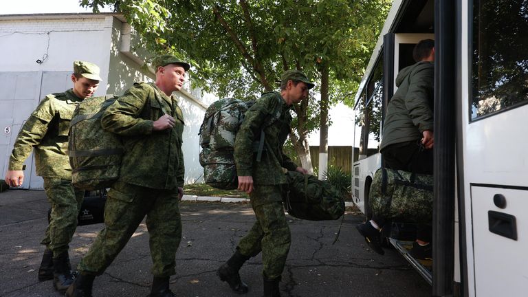 Мужчины, призванные на воинскую службу в ходе частичной мобилизации, садятся в автобус у военного комиссариата Краснодара Мужчины, призванные на воинскую службу в ходе частичной мобилизации, садятся в автобус у военного комиссариата Краснодара