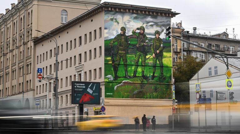 Граффити в поддержку российских военнослужащих на стене дома № 14 на Зацепском Валу в Москве Граффити в поддержку российских военнослужащих на стене дома № 14 на Зацепском Валу в Москве