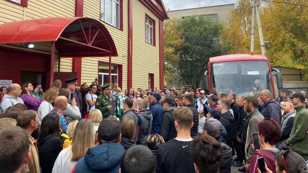 Из сборного пункта в ДК Октябрьский в Барнауле отправились первые мобилизованные Из сборного пункта в ДК Октябрьский в Барнауле отправились первые мобилизованные - РИА Новости, 1920, 25.09.2022