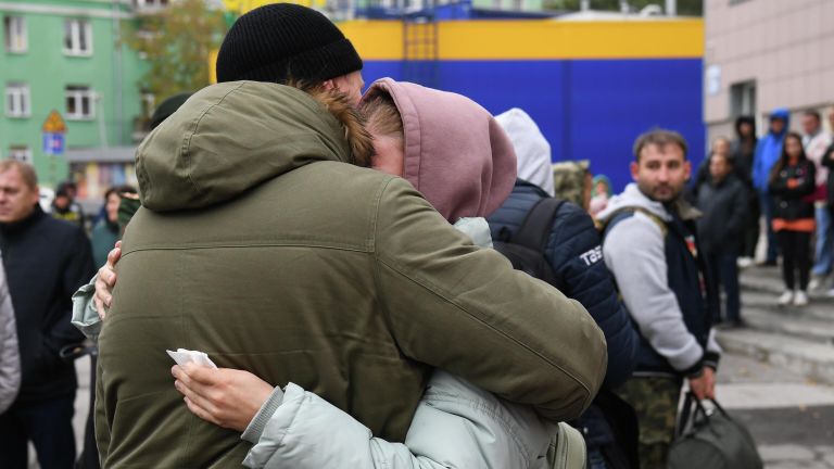 Женщина прощается с мужчиной, призванным на военную службу в ходе частичной мобилизации Женщина прощается с мужчиной, призванным на военную службу в ходе частичной мобилизации