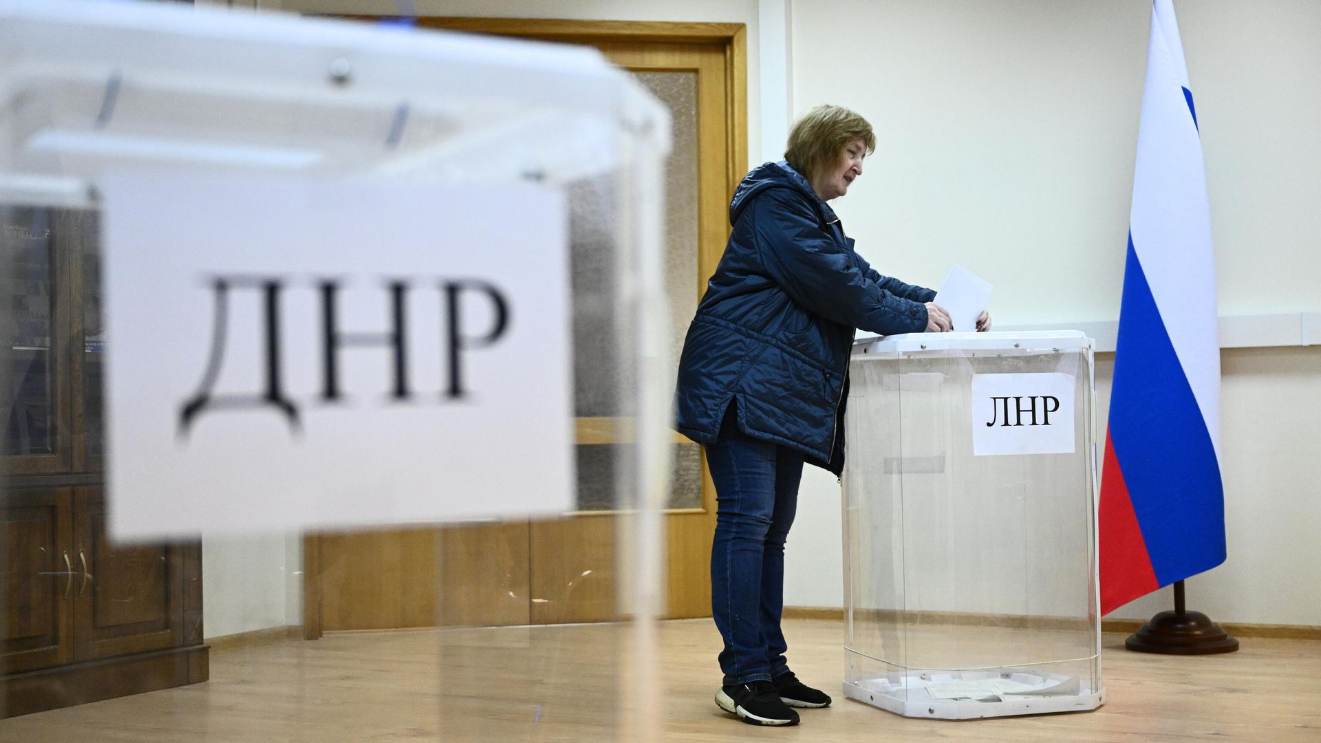 Женщина голосует на референдуме о присоединении Донецкой народной республики и Луганской народной республики к России Женщина голосует на референдуме о присоединении Донецкой народной республики и Луганской народной республики к России - РИА Новости, 1920, 26.09.2022