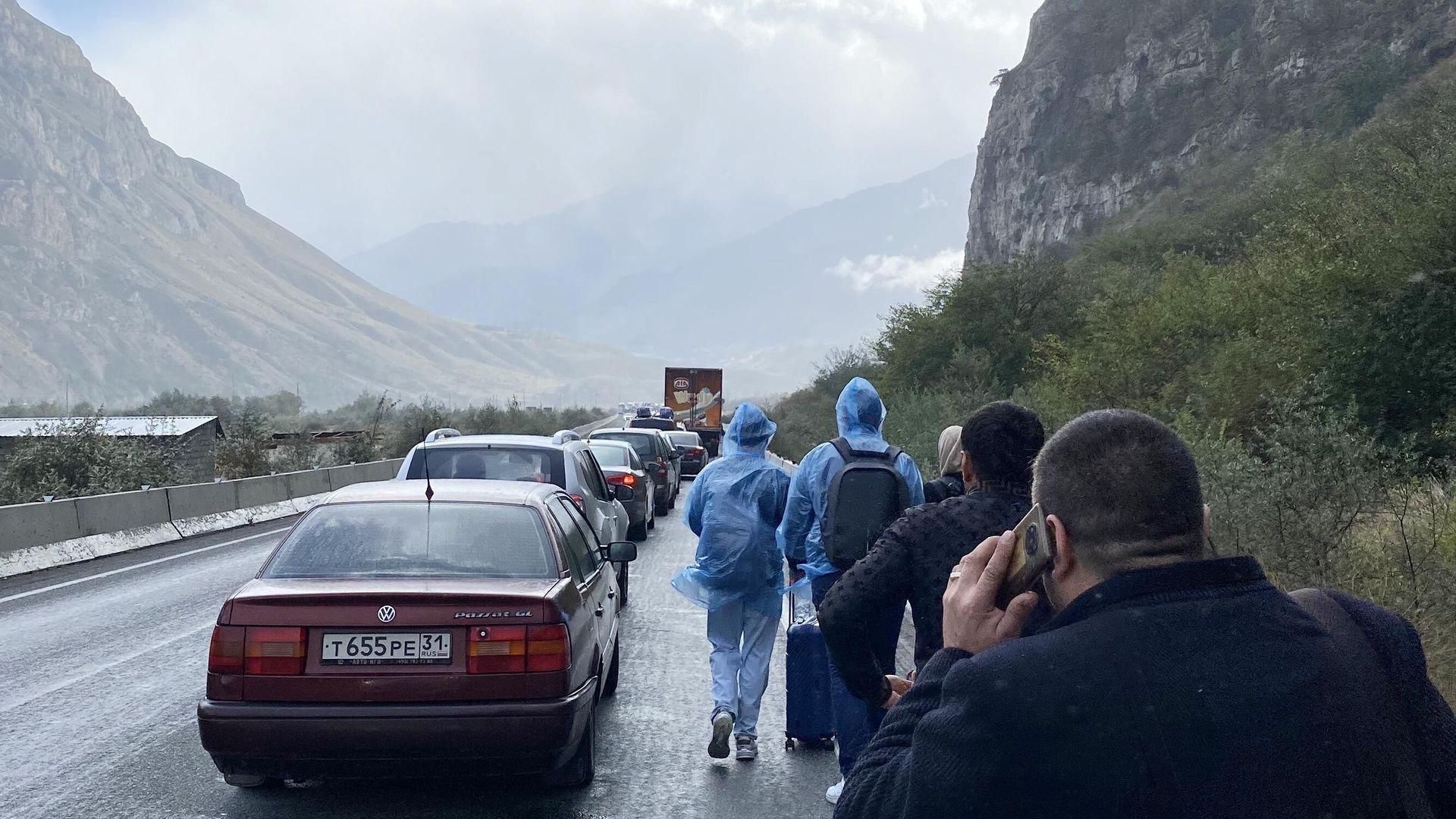 Автомобили и люди на дороге в районе КПП Верхний Ларс на границе России и Грузии - РИА Новости, 1920, 29.09.2022