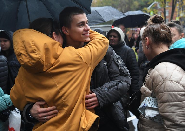 Мужчина, призванный на воинскую службу в ходе частичной мобилизации, прощается с девушкой возле военного комиссариата Кунцевского района Москвы Мужчина, призванный на воинскую службу в ходе частичной мобилизации, прощается с девушкой возле военного комиссариата Кунцевского района Москвы