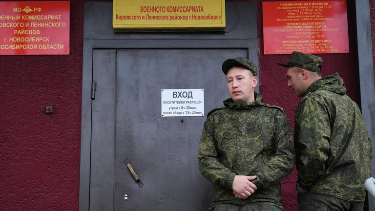 Мужчины, призванные на военную службу в ходе частичной мобилизации, у входа в военный комиссариат Кировского и Ленинского районов Новосибирска Мужчины, призванные на военную службу в ходе частичной мобилизации, у входа в военный комиссариат Кировского и Ленинского районов Новосибирска