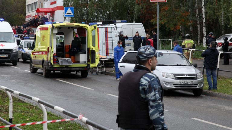 Автомобили экстренных служб у школы №88 Ижевска Автомобили экстренных служб у школы №88 Ижевска