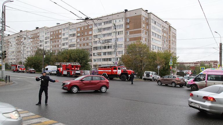Автомобили экстренных служб у школы №88 Ижевска Автомобили экстренных служб у школы №88 Ижевска