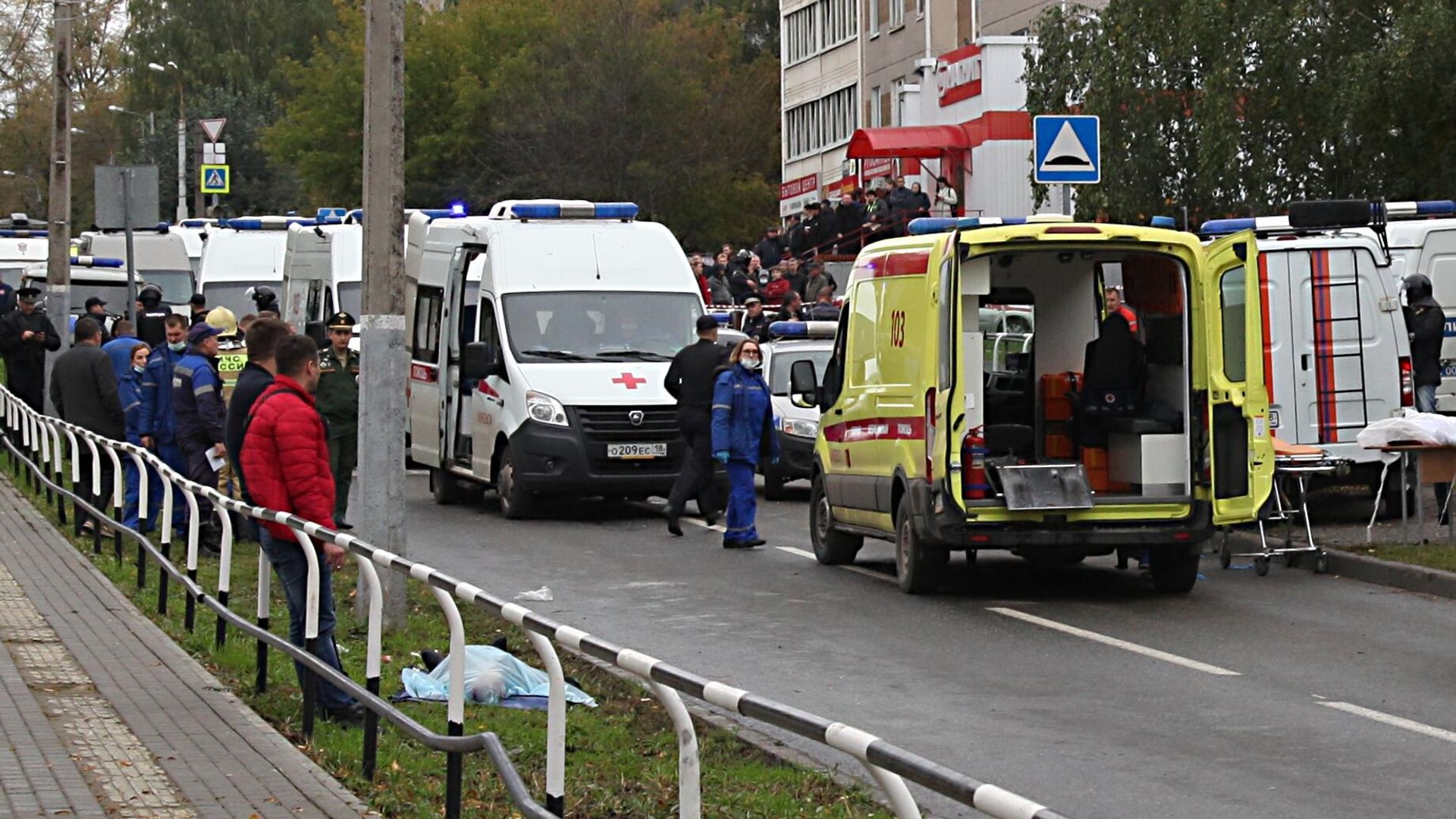 Автомобили скорой помощи у школы №88 Ижевска Автомобили скорой помощи у школы №88 Ижевска - РИА Новости, 1920, 26.09.2022
