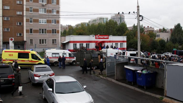 Автомобили скорой помощи у школы №88 Ижевска Автомобили скорой помощи у школы №88 Ижевска