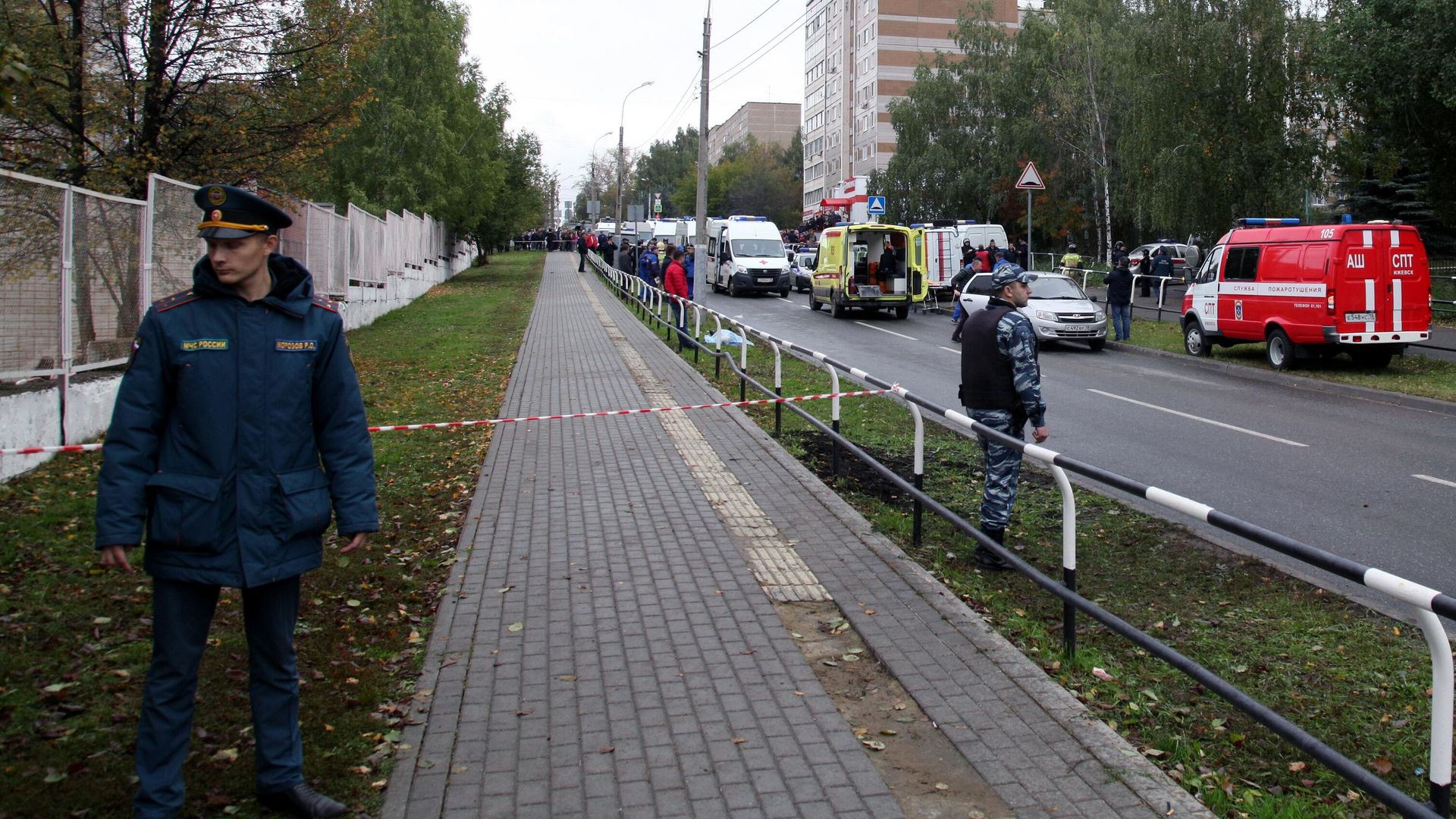 Автомобили экстренных служб у школы №88 Ижевска Автомобили экстренных служб у школы №88 Ижевска - РИА Новости, 1920, 26.09.2022
