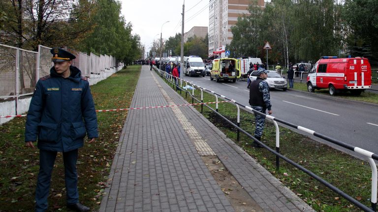Автомобили экстренных служб у школы №88 Ижевска Автомобили экстренных служб у школы №88 Ижевска