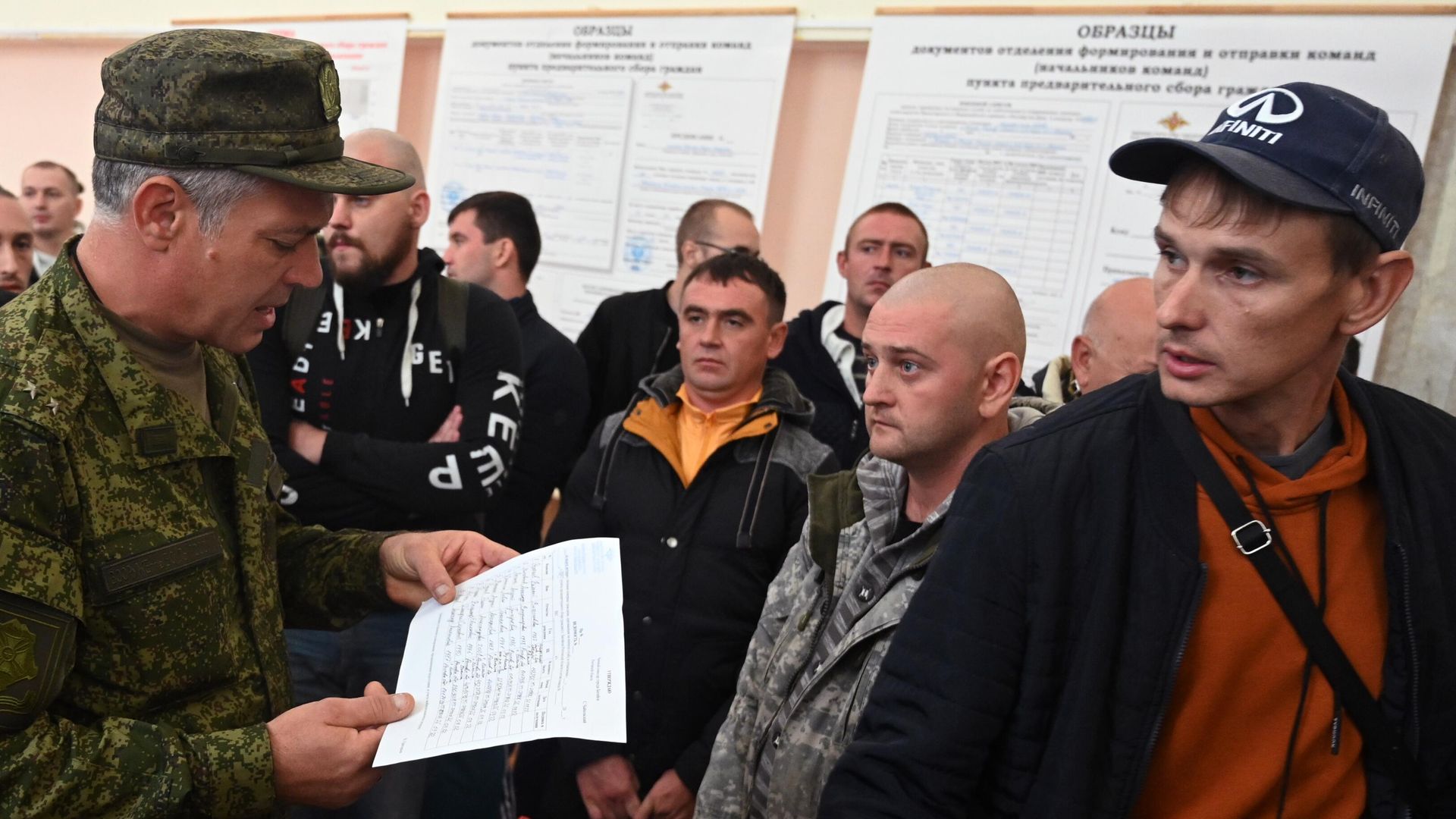 Мужчины, призванные на военную службу в ходе частичной мобилизации, на призывном пункте сбора в городе Батайске Ростовской области - РИА Новости, 1920, 27.09.2022