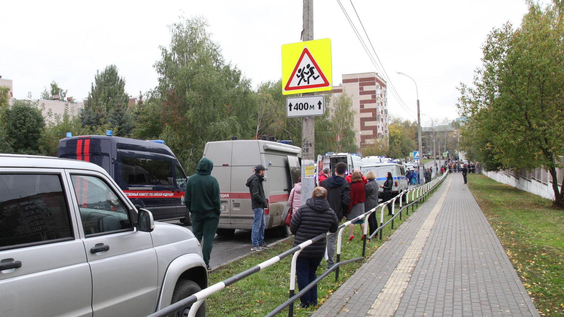 Автомобили экстренных служб у школы №88 Ижевска Автомобили экстренных служб у школы №88 Ижевска - РИА Новости, 1920, 26.09.2022