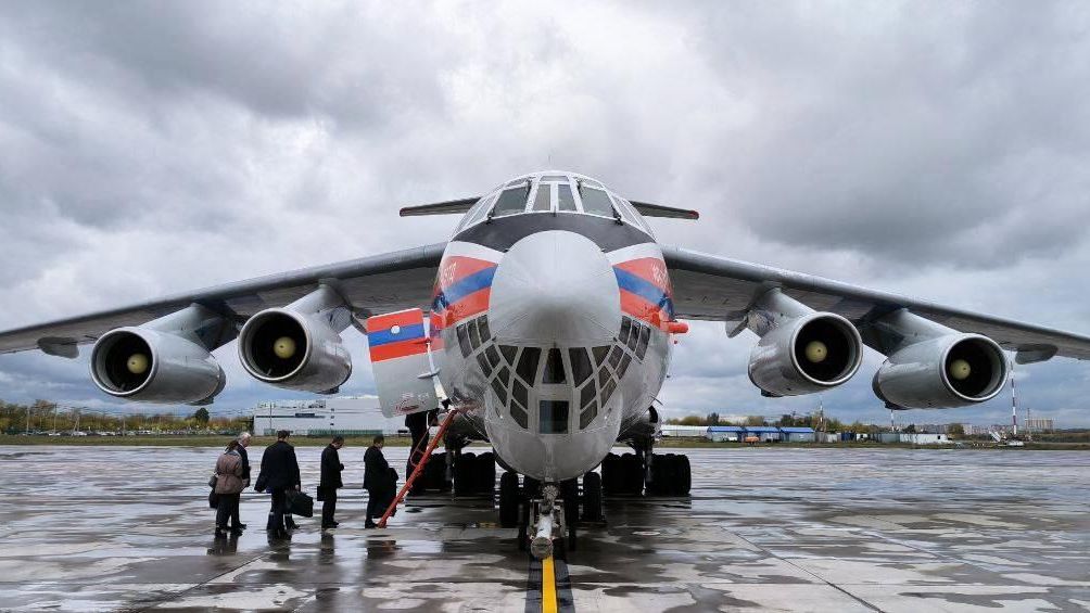 Самолет Ил-76 МЧС России перед вылетом из подмосковного аэропорта Жуковский для проведения санитарной эвакуации пострадавших в результате происшествия в ижевской школе Самолет Ил-76 МЧС России перед вылетом из подмосковного аэропорта Жуковский для проведения санитарной эвакуации пострадавших в результате происшествия в ижевской школе - РИА Новости, 1920, 26.09.2022