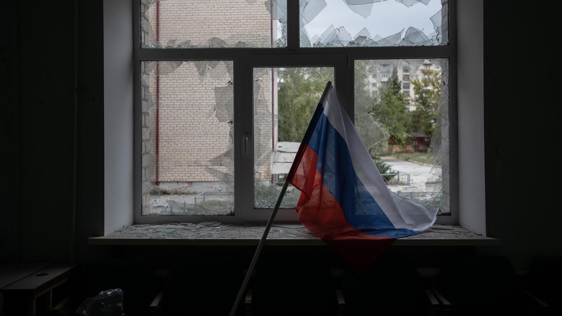 Выбитые в результате обстрела ВСУ стекла в здании школы в Рубежном Выбитые в результате обстрела ВСУ стекла в здании школы в Рубежном - РИА Новости, 1920, 25.01.2023