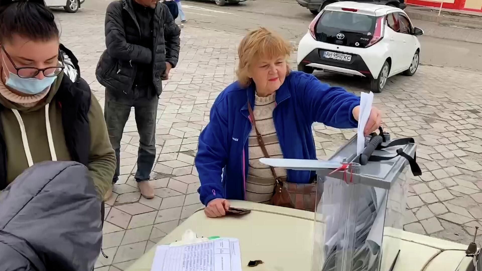 Настанет мир, стабильность – жители Мариуполя активно голосуют на референдуме Настанет мир, стабильность – жители Мариуполя активно голосуют на референдуме - РИА Новости, 1920, 26.09.2022