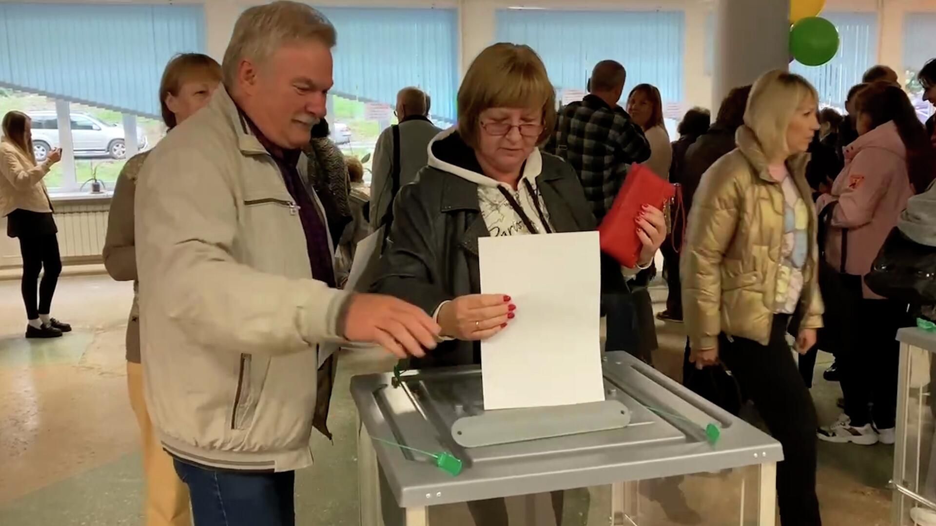 Голосование на избирательном участке в Донецке в рамках референдума Голосование на избирательном участке в Донецке в рамках референдума - РИА Новости, 1920, 27.09.2022