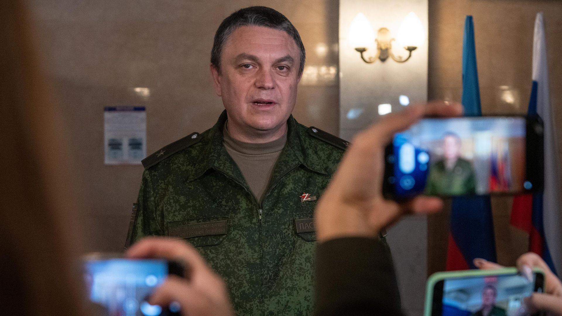 Глава ЛНР Леонид Пасечник выступает перед журналистами после голосования на участке в Луганске на референдуме о вхождении ЛНР в состав России Глава ЛНР Леонид Пасечник выступает перед журналистами после голосования на участке в Луганске на референдуме о вхождении ЛНР в состав России - РИА Новости, 1920, 27.09.2022