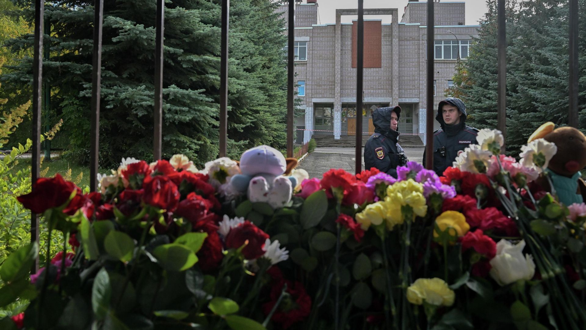 Сотрудники полиции у стихийного мемориала у школы № 88 в Ижевске Сотрудники полиции у стихийного мемориала у школы № 88 в Ижевске - РИА Новости, 1920, 01.10.2022