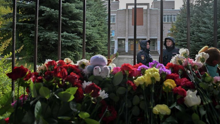 Сотрудники полиции у стихийного мемориала у школы №88 в Ижевске Сотрудники полиции у стихийного мемориала у школы №88 в Ижевске