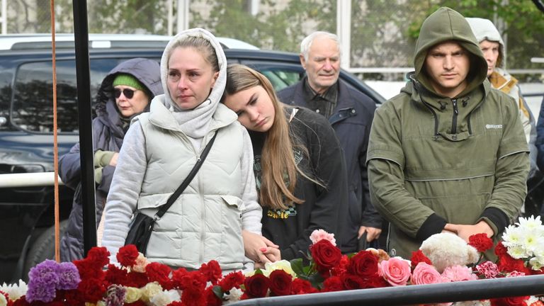 Люди у стихийного мемориала у школы №88 в Ижевске Люди у стихийного мемориала у школы №88 в Ижевске