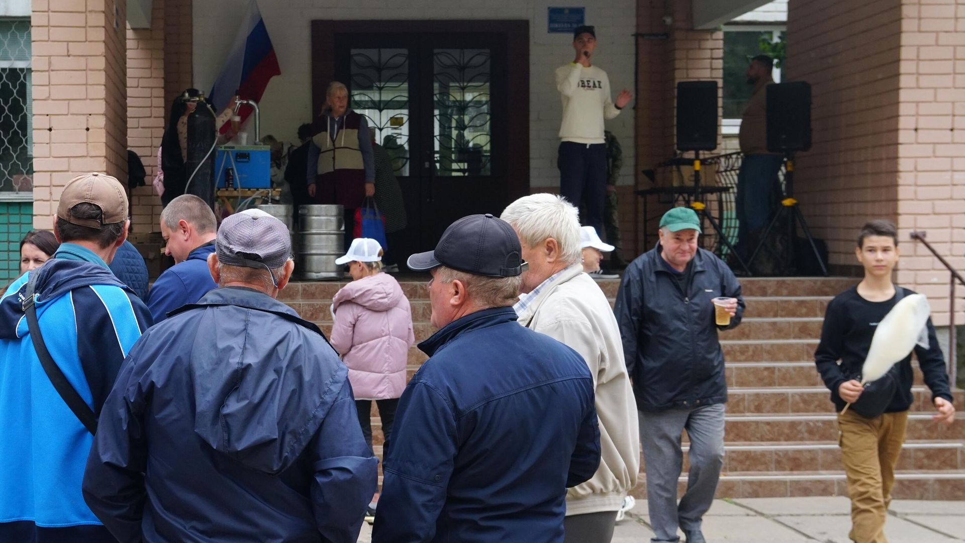 Люди у одного из избирательных участков в Херсоне, где проходит референдум о присоединении Херсонской области к Росси Люди у одного из избирательных участков в Херсоне, где проходит референдум о присоединении Херсонской области к Росси - РИА Новости, 1920, 28.09.2022