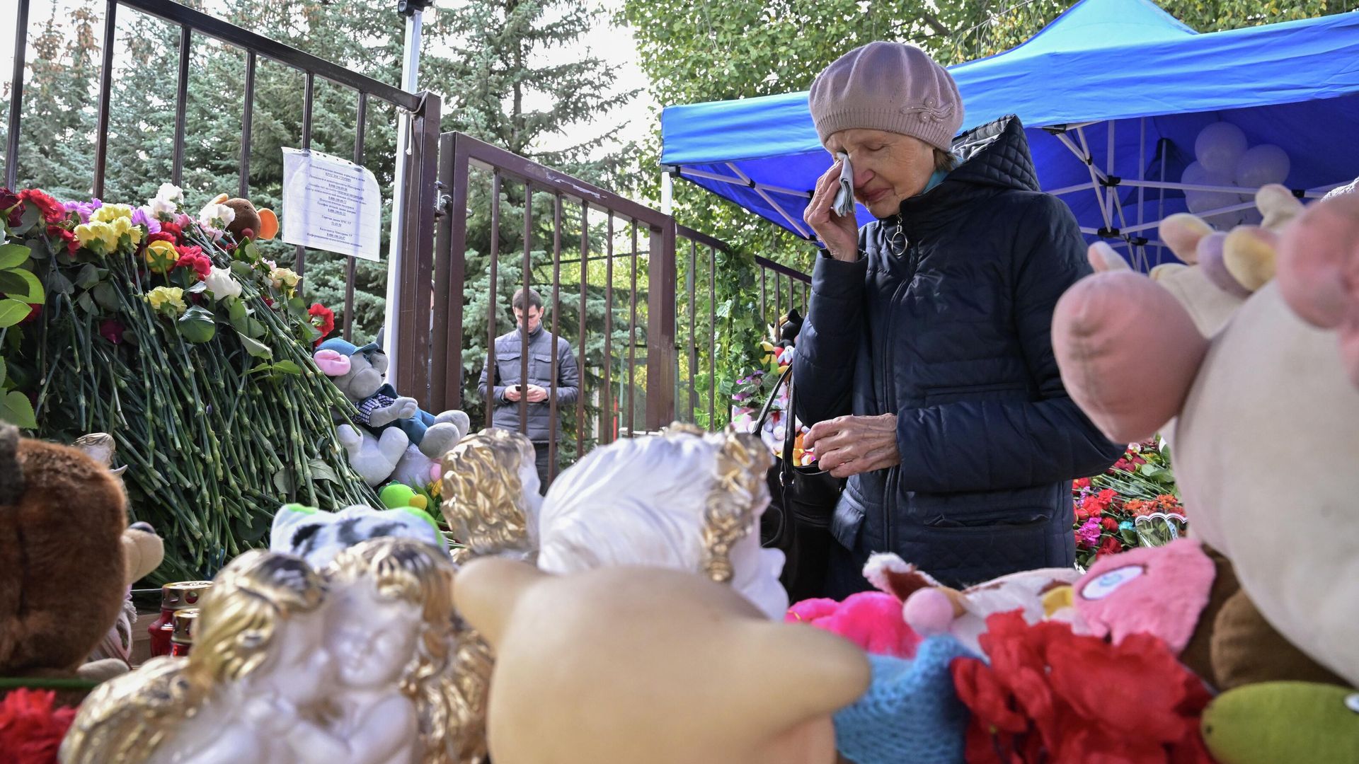 Женщина у стихийного мемориала у школы №88 в Ижевске Женщина у стихийного мемориала у школы №88 в Ижевске - РИА Новости, 1920, 27.09.2022