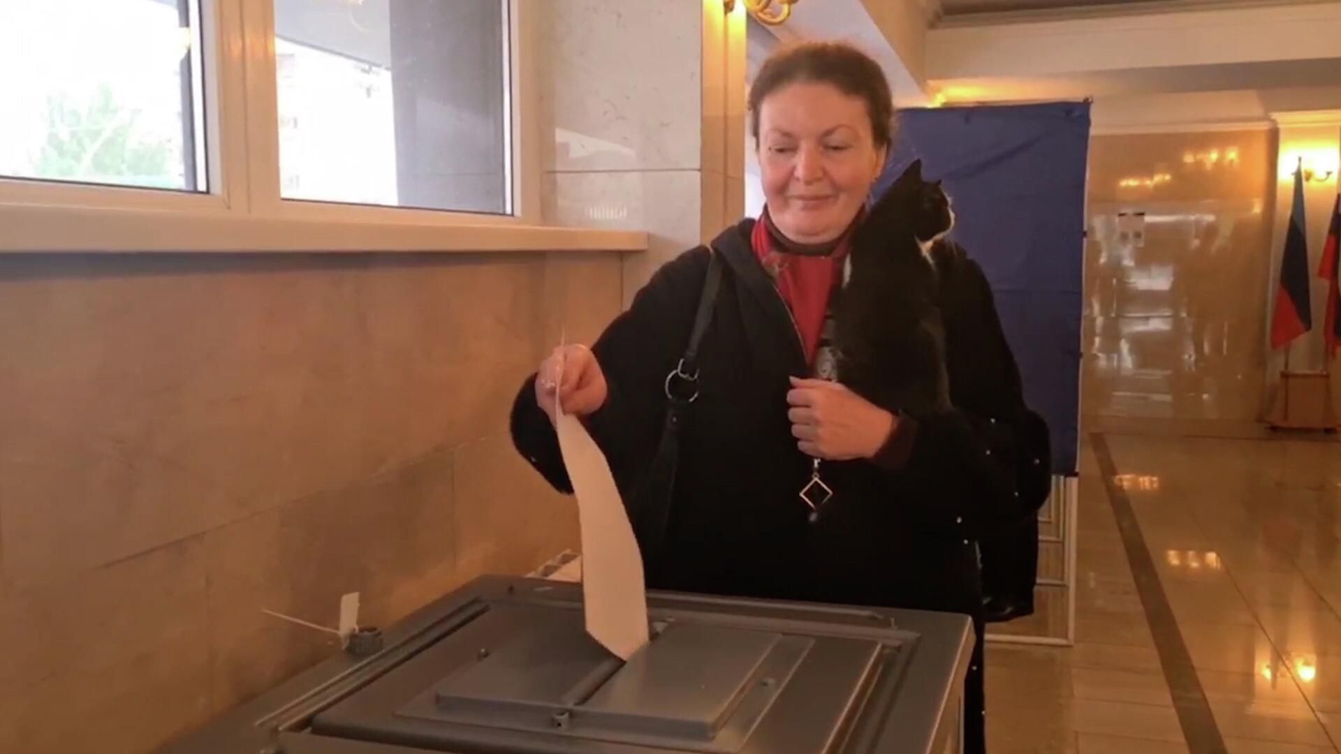 Хочу жить в государстве, которое есть на карте – жительница Луганска о своем выборе на референдуме Хочу жить в государстве, которое есть на карте – жительница Луганска о своем выборе на референдуме - РИА Новости, 1920, 27.09.2022