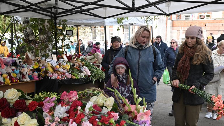 Люди возлагают цветы у школы №88 в Ижевске Люди возлагают цветы у школы №88 в Ижевске