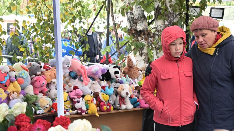 Люди у стихийного мемориала у школы №88 в Ижевске Люди у стихийного мемориала у школы №88 в Ижевске