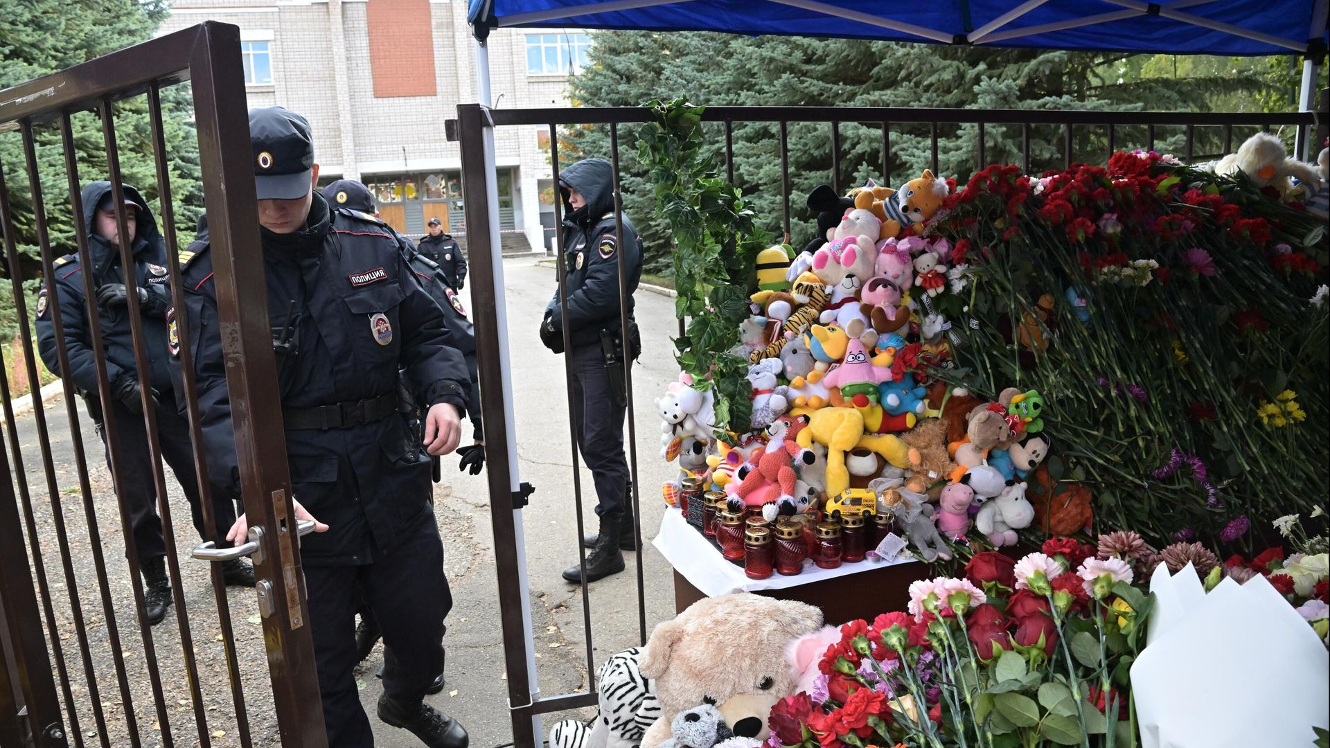 Сотрудники полиции у стихийного мемориала у школы №88 в Ижевске Сотрудники полиции у стихийного мемориала у школы №88 в Ижевске - РИА Новости, 1920, 27.09.2022