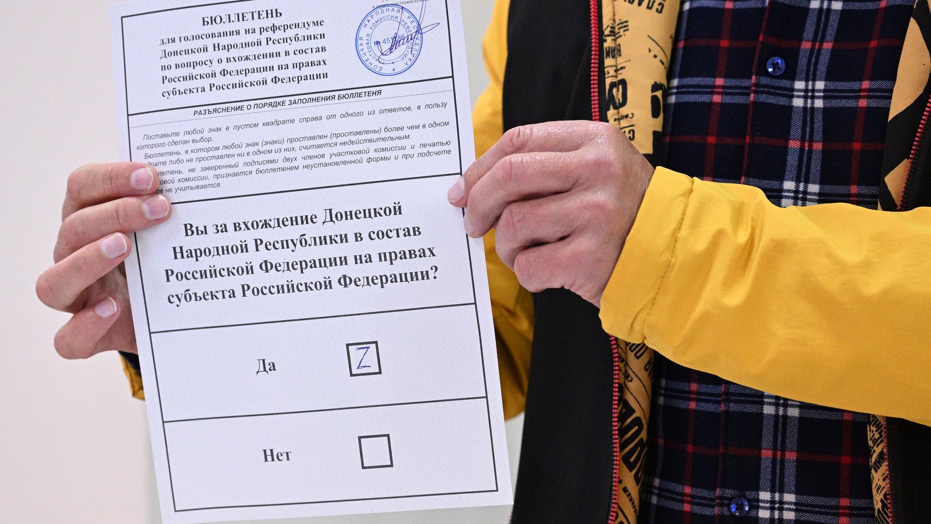 Мужчина голосует на референдуме о присоединении Донецкой народной республики к России Мужчина голосует на референдуме о присоединении Донецкой народной республики к России - РИА Новости, 1920, 28.09.2022