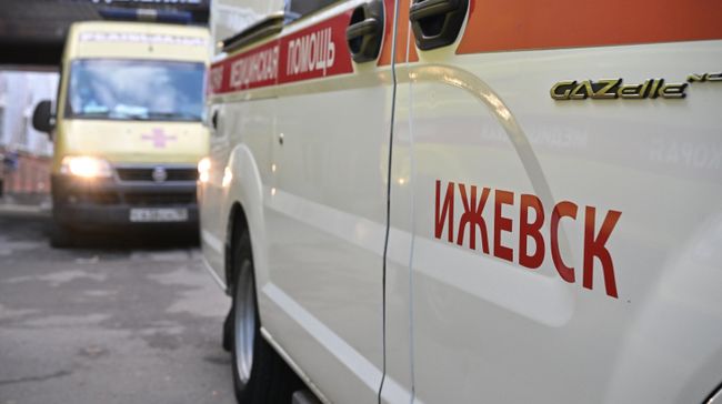 Машины скорой помощи у первой республиканской клинической больницы Ижевска