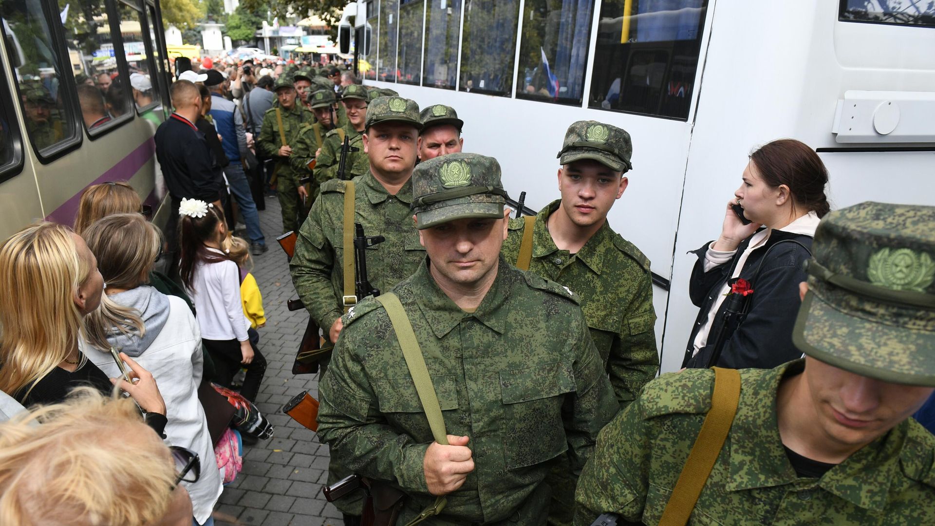 Мужчины, призванные на военную службу в ходе частичной мобилизации Мужчины, призванные на военную службу в ходе частичной мобилизации - РИА Новости, 1920, 28.09.2022