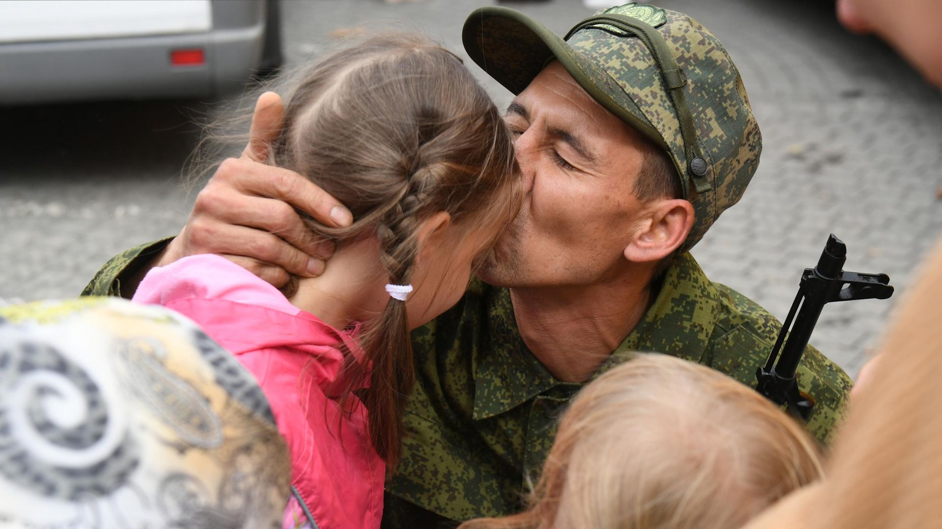Мужчина, призванный на военную службу в ходе частичной мобилизации, прощается с родственниками Мужчина, призванный на военную службу в ходе частичной мобилизации, прощается с родственниками - РИА Новости, 1920, 28.09.2022