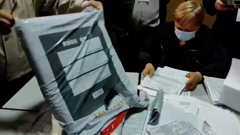 Подсчет голосов в присутствии иностранных наблюдателей на участке в Херсоне Подсчет голосов в присутствии иностранных наблюдателей на участке в Херсоне - РИА Новости, 1920, 27.09.2022