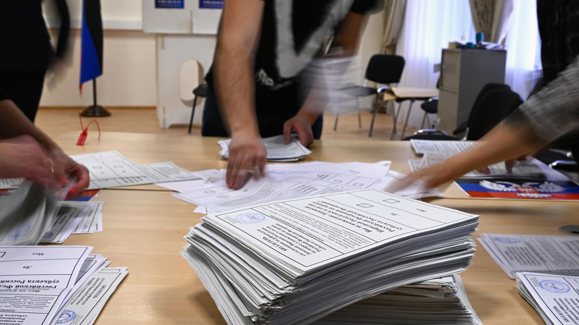 Члены избирательной комиссии во время подсчета голосов по итогам референдумов по вопросу вхождения в состав России ДНР, ЛНР, Херсонской и Запорожской областей на избирательном участке в Москве Члены избирательной комиссии во время подсчета голосов по итогам референдумов по вопросу вхождения в состав России ДНР, ЛНР, Херсонской и Запорожской областей на избирательном участке в Москве - РИА Новости, 1920, 08.10.2022