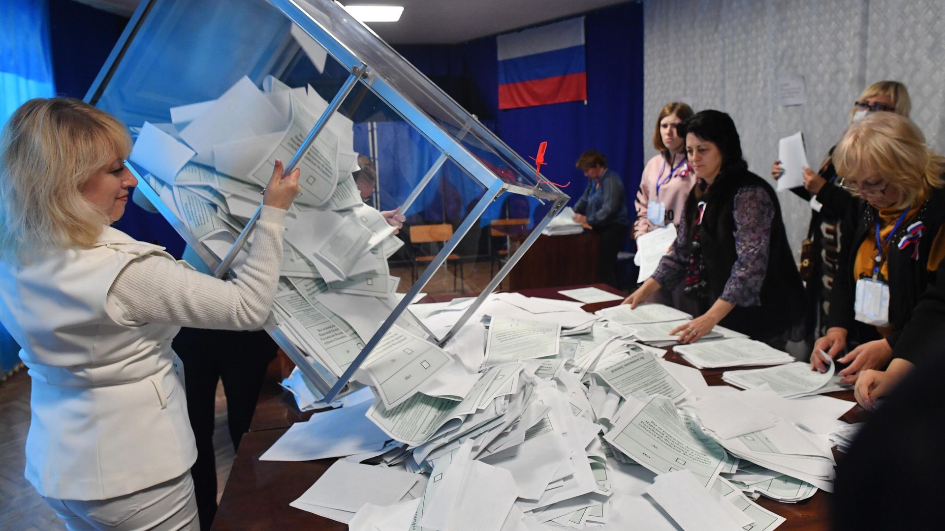 Подсчет голосов на референдумах в ЛНР, ДНР, Херсонской и Запорожской областях Подсчет голосов на референдумах в ЛНР, ДНР, Херсонской и Запорожской областях - РИА Новости, 1920, 27.09.2022