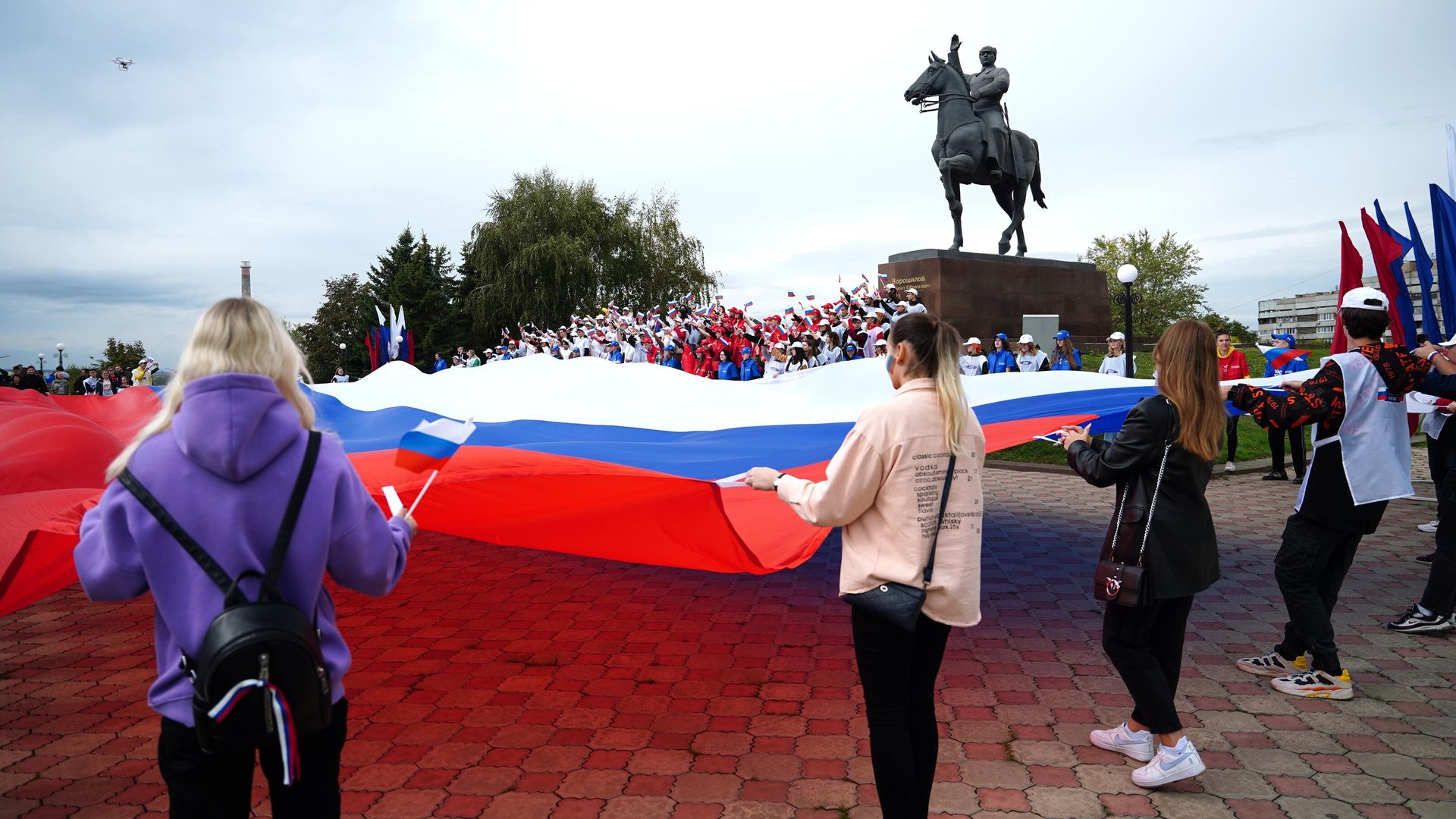 Участники флешмоба С Россией навсегДА у памятника Клименту Ворошилову в Луганске Участники флешмоба С Россией навсегДА у памятника Клименту Ворошилову в Луганске - РИА Новости, 1920, 05.10.2022