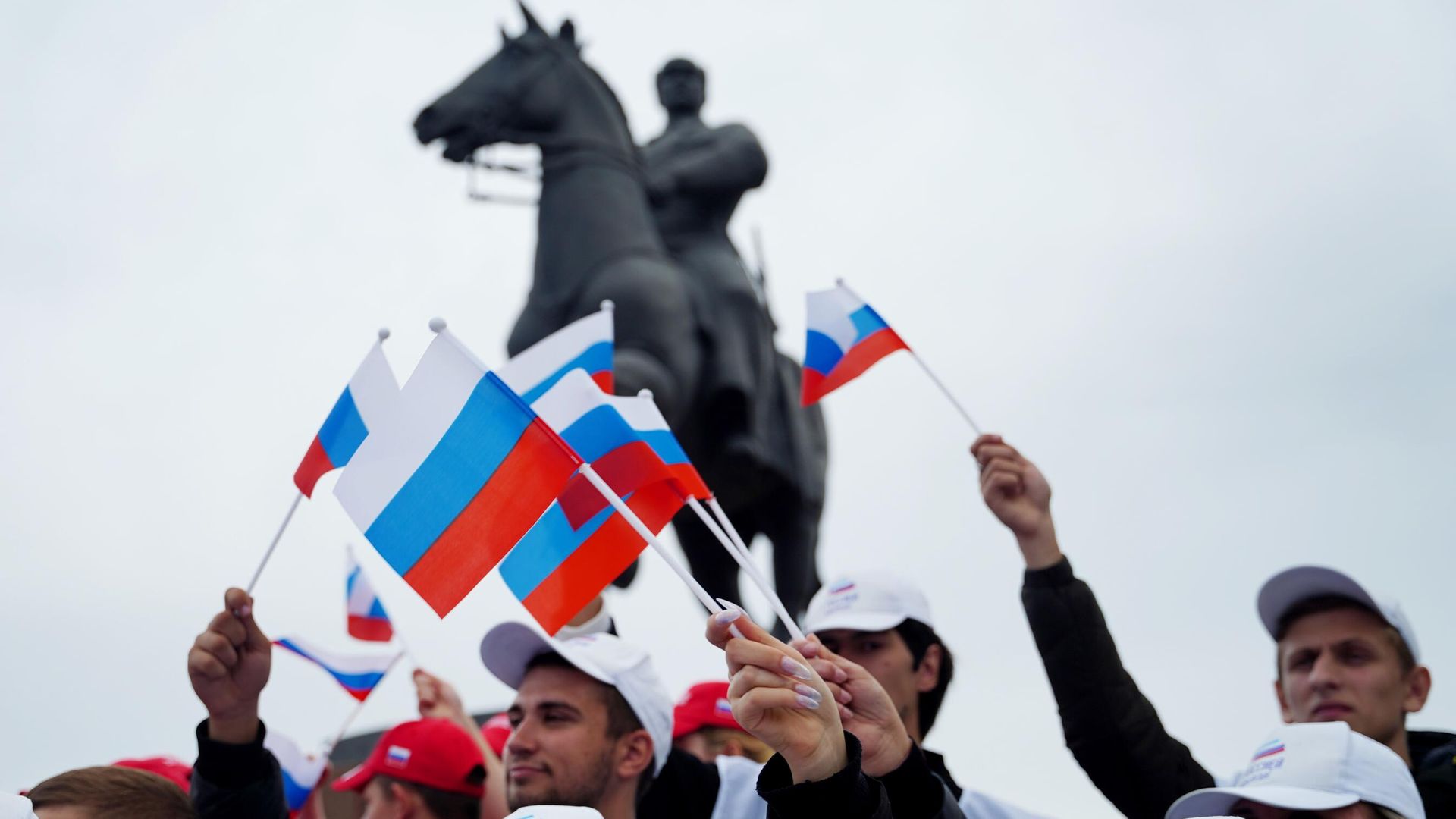 Участники флешмоба С Россией навсегДА у памятника Клименту Ворошилову в Луганске Участники флешмоба С Россией навсегДА у памятника Клименту Ворошилову в Луганске - РИА Новости, 1920, 12.10.2022