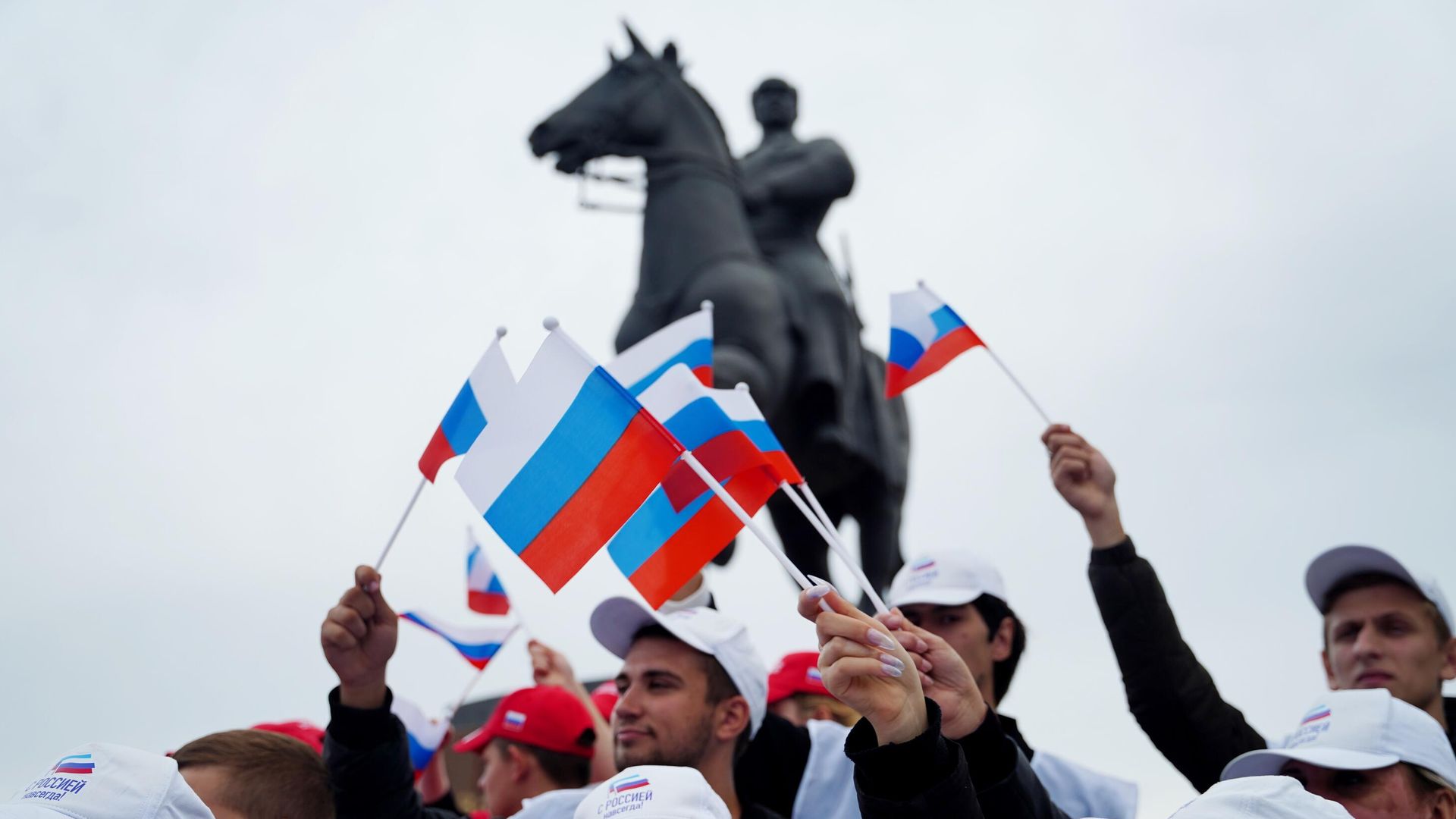 Участники флешмоба С Россией навсегДА у памятника Клименту Ворошилову в Луганске Участники флешмоба С Россией навсегДА у памятника Клименту Ворошилову в Луганске - РИА Новости, 1920, 30.03.2023