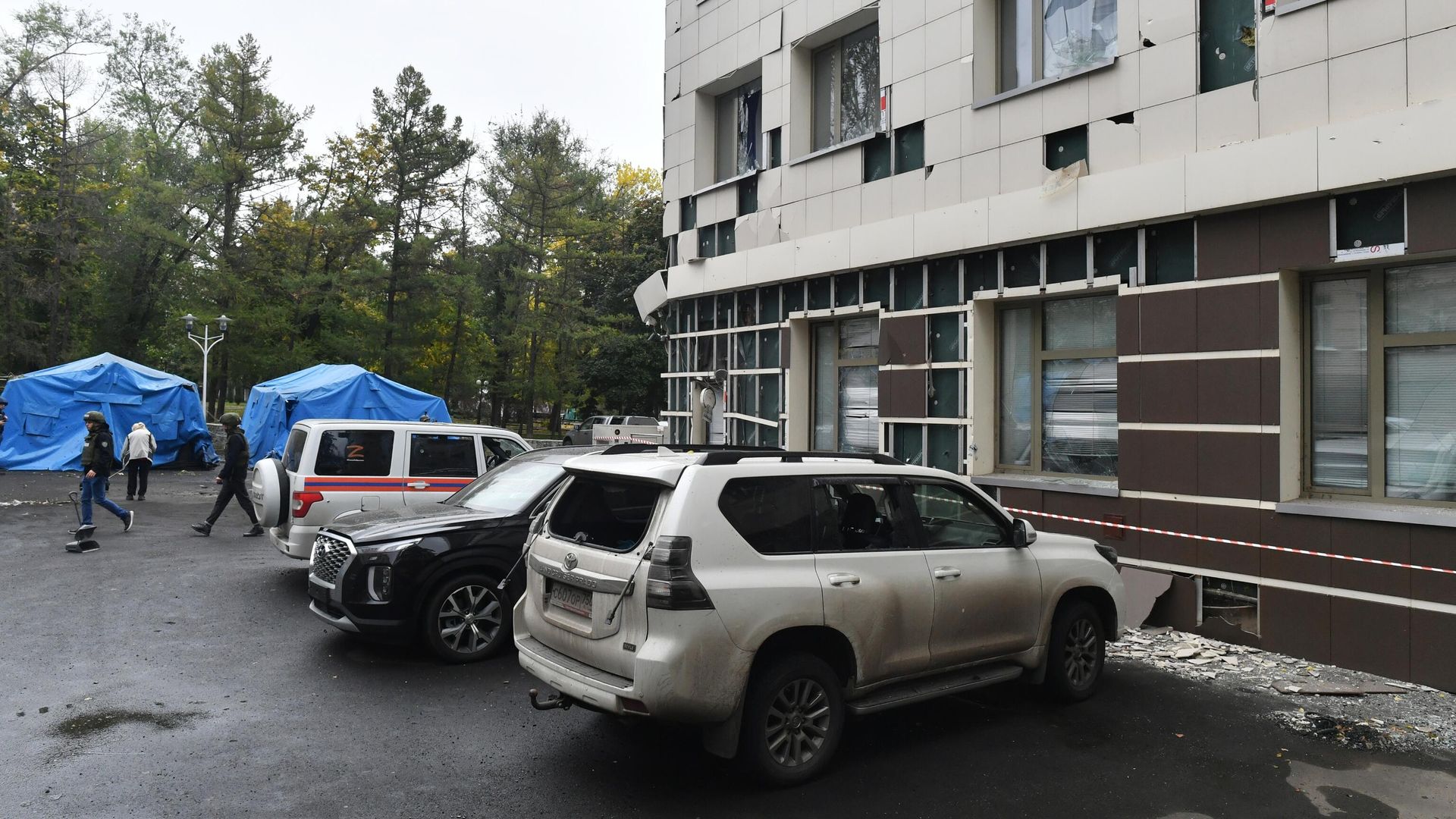 Автомобили и здание гостиницы Park Inn by Radisson Donetsk, поврежденные в результате обстрела со стороны ВСУ Автомобили и здание гостиницы Park Inn by Radisson Donetsk, поврежденные в результате обстрела со стороны ВСУ - РИА Новости, 1920, 28.09.2022