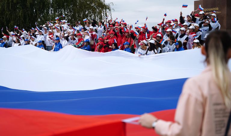 Участники флешмоба С Россией навсегДА у памятника Клименту Ворошилову в Луганске Участники флешмоба С Россией навсегДА у памятника Клименту Ворошилову в Луганске