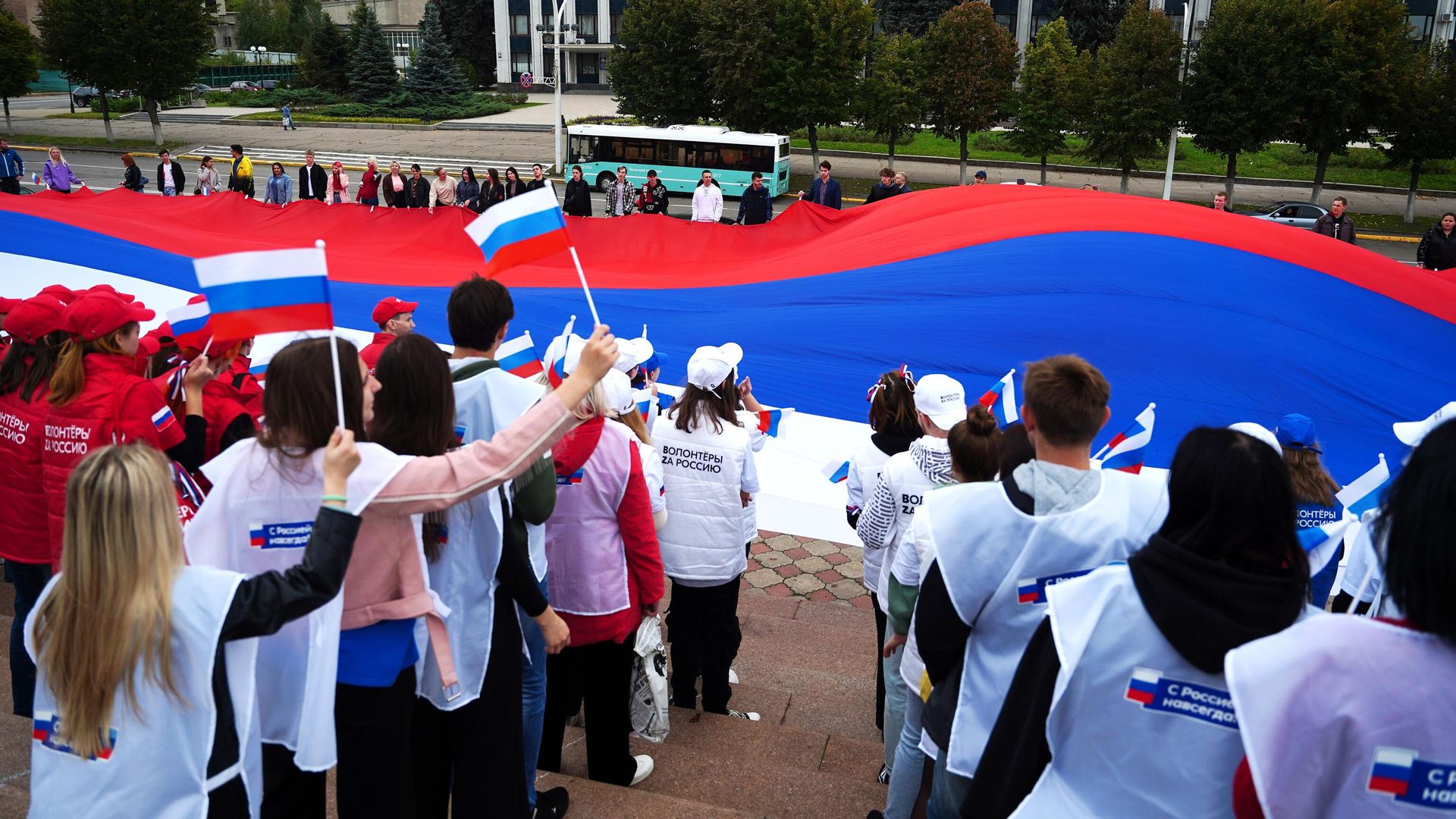 Участники флешмоба С Россией навсегДА в Луганске - РИА Новости, 1920, 02.10.2022
