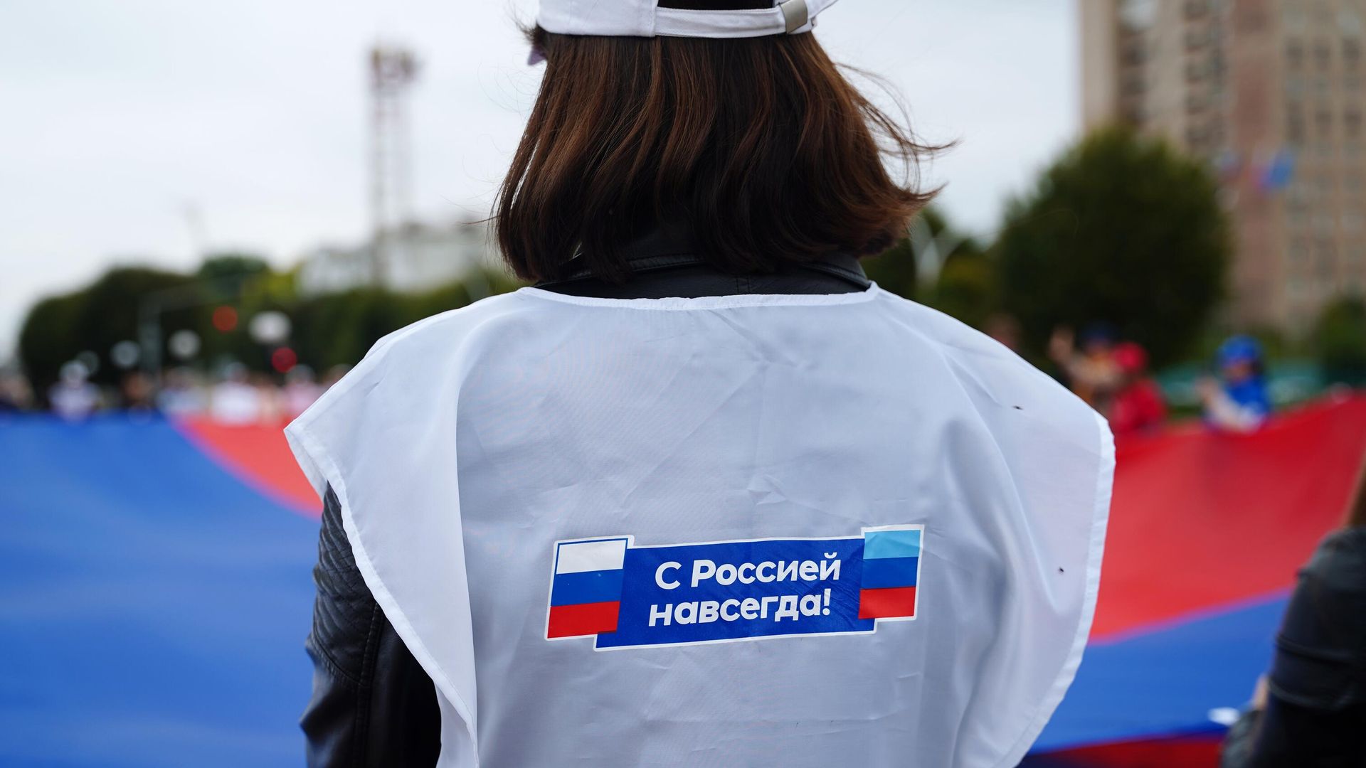 Участница флешмоба С Россией навсегДА у памятника Клименту Ворошилову в Луганске Участница флешмоба С Россией навсегДА у памятника Клименту Ворошилову в Луганске - РИА Новости, 1920, 29.09.2022