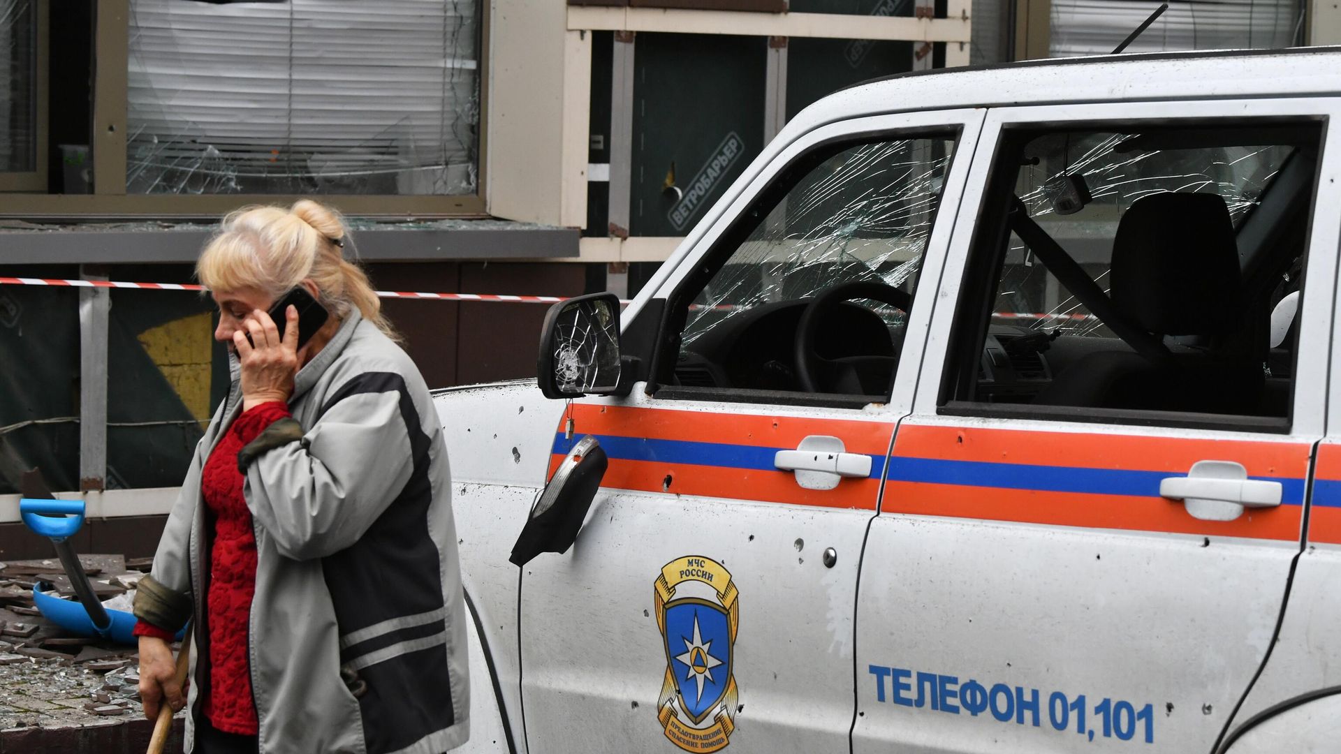 Женщина возле машины МЧС в Донецке Женщина возле машины МЧС в Донецке - РИА Новости, 1920, 12.10.2022